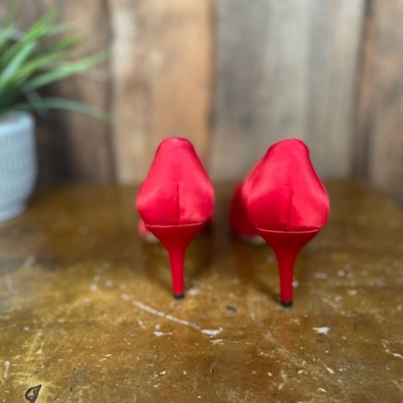 Vigotti Red Satin Pump -- Size 6 Narrow - Picture 11 of 11